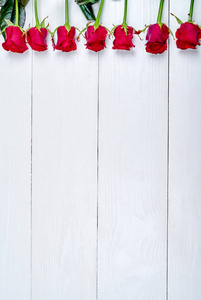 顶部的红色玫瑰边界白色木制背景复制空间。 贺卡模型为圣瓦伦廷日妇女日3月8日母亲节平躺。 爱情婚礼概念免费空间
