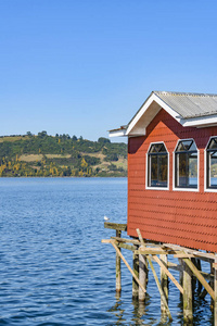 Palafito 的房子在湖, Chiloe, 智利