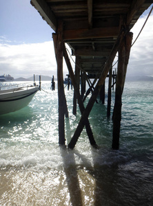 在低潮时的多尼岛码头下, 巴布亚新几内亚