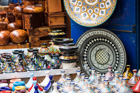 在摩洛哥的露天市场上用粘土制成的盘子tajines 和盆