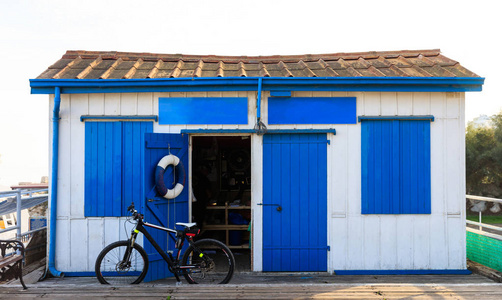 在塞浦路斯拉纳卡, 蓝色的窗户和门的小房子。使用详细信息关闭视图