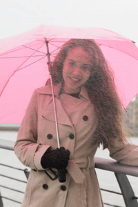 雨中带伞的年轻女子