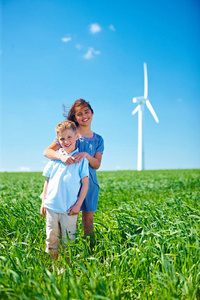 风力发电机的女孩和男孩