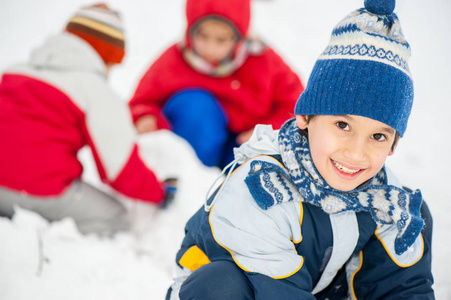 活泼可爱的孩子们在雪地里雪橇和堆雪人