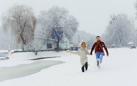 全长情侣快乐微笑牵手漫步冬雪人像草甸风景圣诞节新年假期