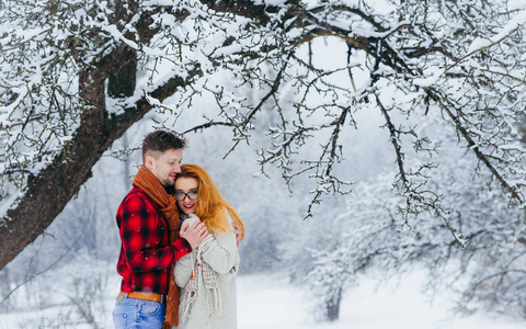 冬季森林雪中迷人情侣拥抱的敏感半身画像