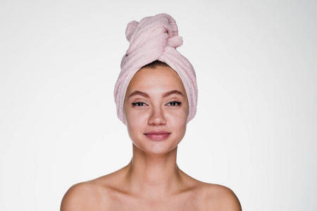 淋浴后头上有毛巾的年轻女孩