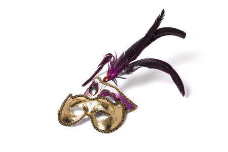紫色威尼斯面具与羽毛和闪亮的金色面具隔离在白色背景。
