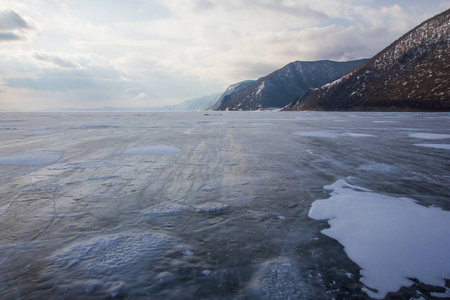 具有冰面和岩石形成的湖景俄罗斯贝加尔湖