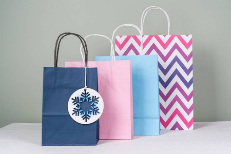 圣诞佳节, 为全家新年购物。购物袋和象征雪花