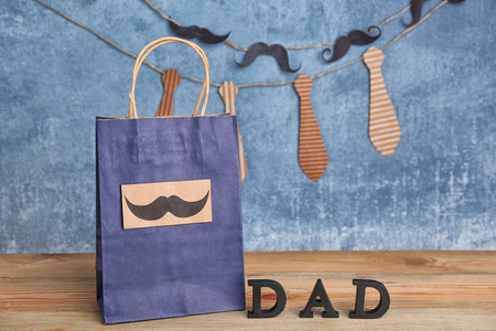 带礼物的纸袋子为父亲的天在桌图片