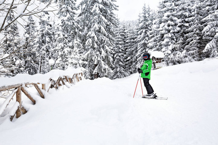 美丽的冬天，男孩在山上滑雪。