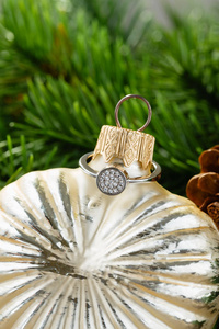 婚礼或订婚银戒指与钻石在圣诞节12月