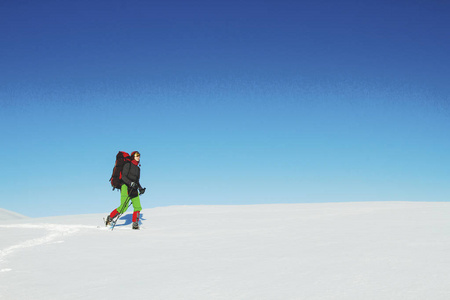 带着背包和帐篷冬季登山活动