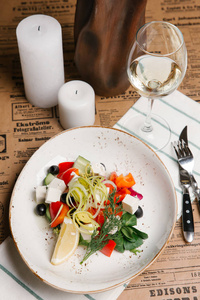菜色拉与鱼翅和韭菜在白盘图片