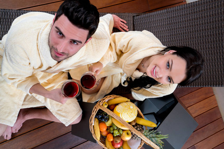 夫妇享受葡萄酒和水果。 上文视