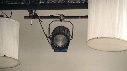 演播室大生产现场灯光设备图片