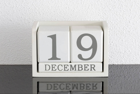 白色方块式日历当前日期19和月12月