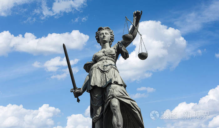 雕像的正义女神 (justitia) 在法兰克福,德国