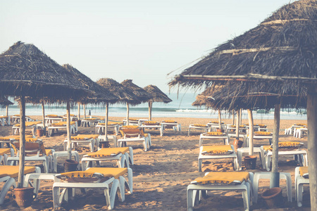 海边的躺椅和雨伞。阿加迪尔的主要海滩