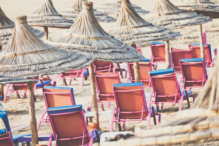 海边的躺椅和雨伞。阿加迪尔的主要海滩