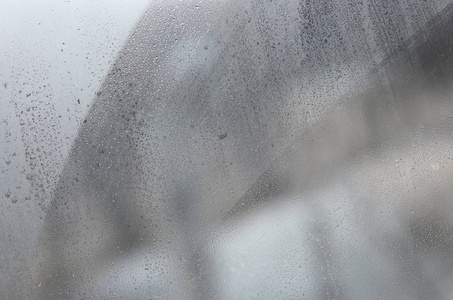 大雨后有凝结水或蒸汽的窗户玻璃或背景图像