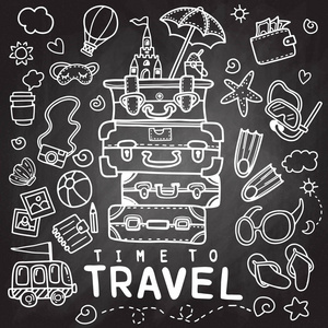 一套手绘旅行涂鸦。 矢量图。 旅游和夏季素描与旅游元素袋气球鳍太阳镜相机鸡尾酒票。
