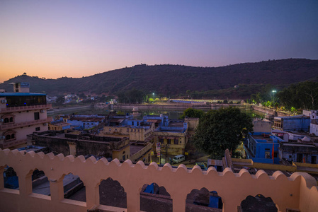 黄昏时 Bundi 的城市景观。Pichola 湖的雄伟城市宫殿, 旅游目的地在拉贾斯坦邦, 印度
