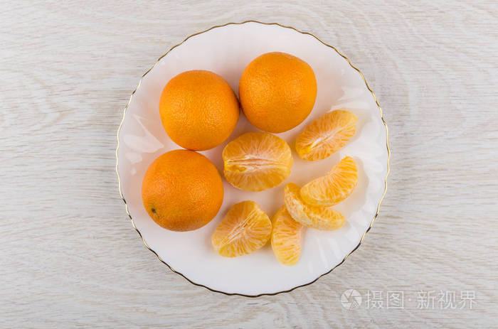 白盘子里成熟的橘子, 桌上的橘子片