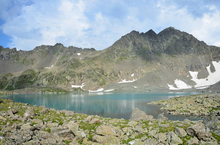 俄罗斯高加索地区夏季多山的丛林湖