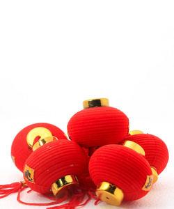 一组红色的中国小灯笼，用于白色背景上的装饰。 中文的意思是财富。