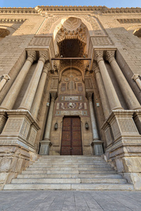 瑞法依清真寺入口处, 有封闭装饰的木门, 华丽的柱子, 华丽的凹进的石墙和楼梯, 开罗, 埃及