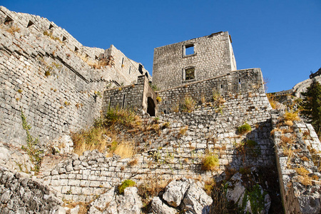 黑山科托尔城中世纪防御工事的石头废墟
