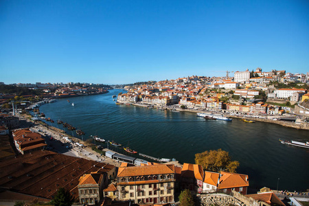 葡萄牙波尔图老城区杜罗河和里贝拉的景色。
