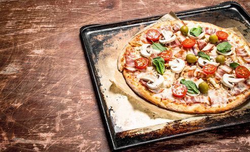 新鲜披萨配肉和西红柿图片