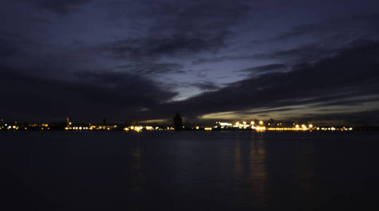 默西河和伯肯黑德河的夜景，从英国利物浦的龙骨码头海滨俯瞰