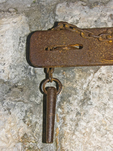 旧墙上的古董闩锁