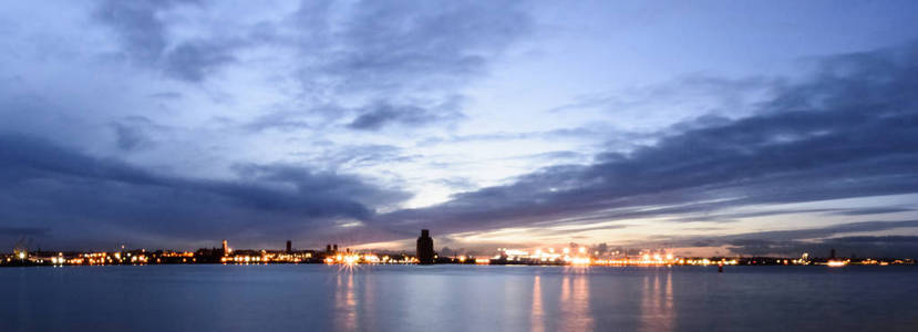 默西河和伯肯黑德河夜间全景，从英国利物浦的龙骨码头海滨
