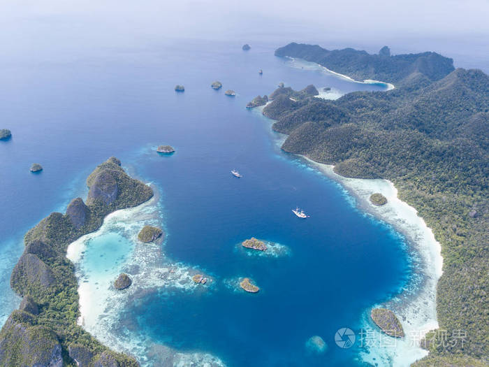 威拉格·拉贾·安帕特华丽的石灰岩岛屿被健康的浅礁包围.