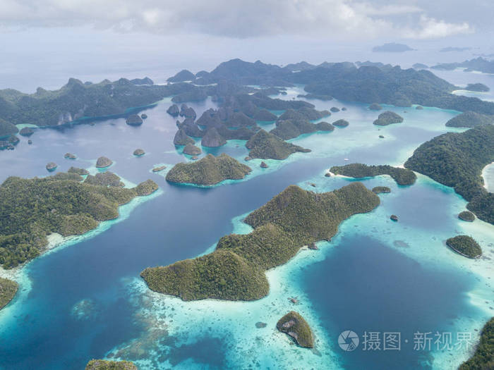 岛屿被健康的浅礁包围印度尼西亚东部的这个偏远地区由于其海洋生物