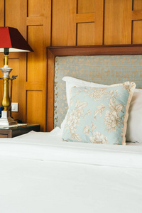 舒适的床枕，配有酒店卧室内部的电灯装饰