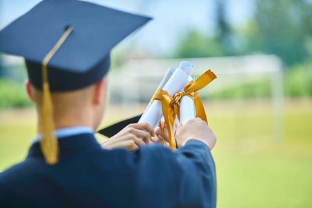 教育毕业和人的概念小组快乐的国际学生在灰泥板和学士学位礼服与文凭