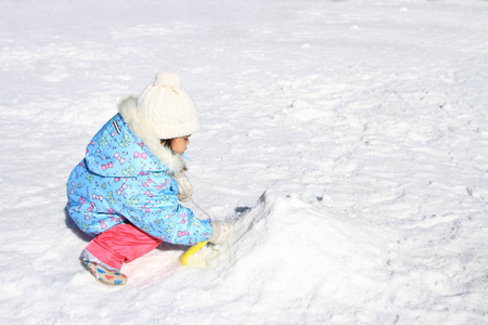 日本女孩在雪地里玩耍3岁
