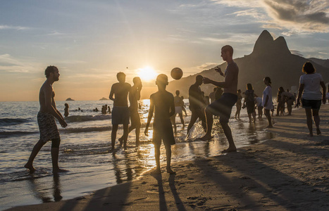 卡里奥卡巴西人在 altinho 巴西沙滩足球踢足球