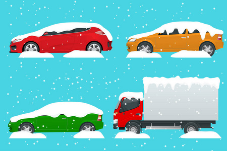 在下雪时, 汽车被积雪覆盖在路上。暴风雪。很多车冷拼概念