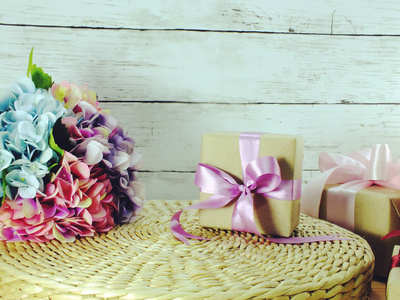 精美装饰的彩色花束和礼品盒