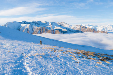 徒步旅行在阿尔卑斯山的雪地上。后视, 冬的生活方式, 冰冷的感觉, 雄伟的山水