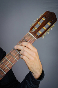 吉他手演奏的 g 主要开放和弦在古典音响区