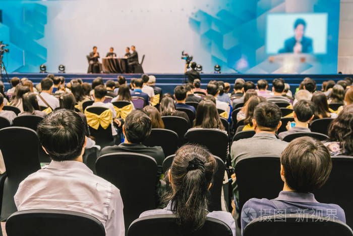 舞台上的演讲者,观众在会议厅或研讨会上的后视镜,会议的商业和投资