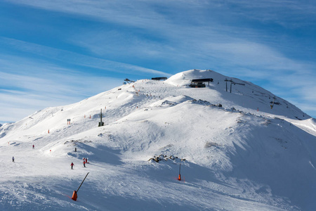 滑雪胜地 Serfaus Fiss Ladis 在奥地利与白雪皑皑的山